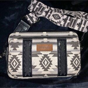 Wrangler Crossbody black/white Aztec print